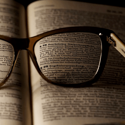 Brille auf dem Buch