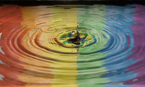jordan-mcdonald-Bzd1qPySNvk-unsplash-500×300 Ein Tropf auf Regenbogenfarbigen Wasser