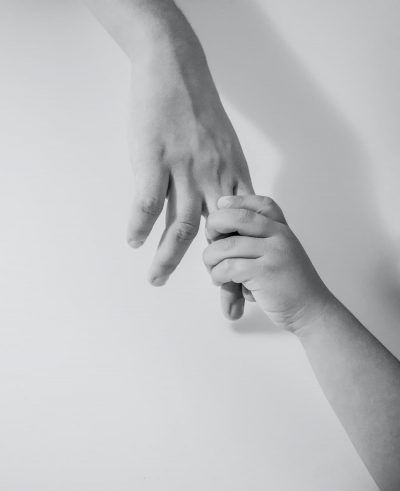 zwei Hände vor grauem Hintergrund