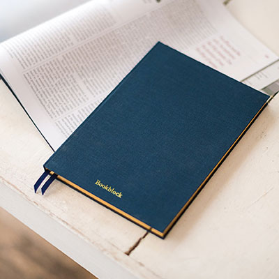 blaues Notizbuch auf einem Schreibtisch