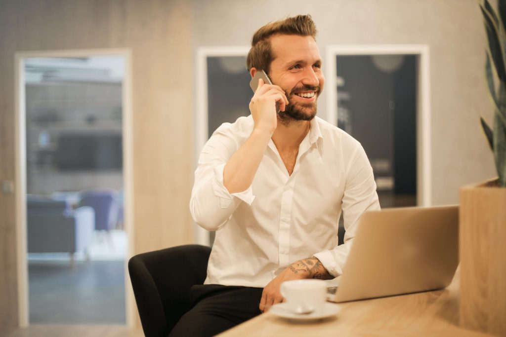 mann betreibt neukundenakquise am telefon für index anzeigendaten