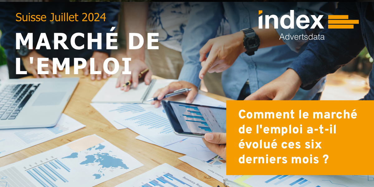 Des papiers avec des graphiques statistiques sont posés sur une table autour de laquelle se tiennent plusieurs personnes. Marché de l'emploi Suisse juillet 2024