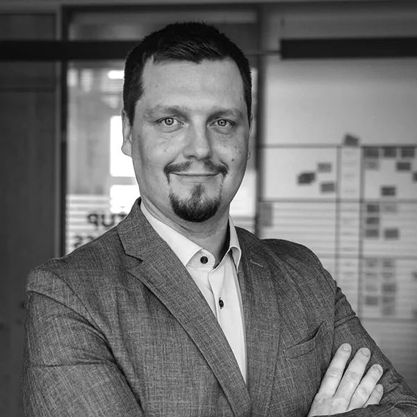 Porträtfoto von Martin Jäger in Schwarz-Weiß, rund ausgeschnitten