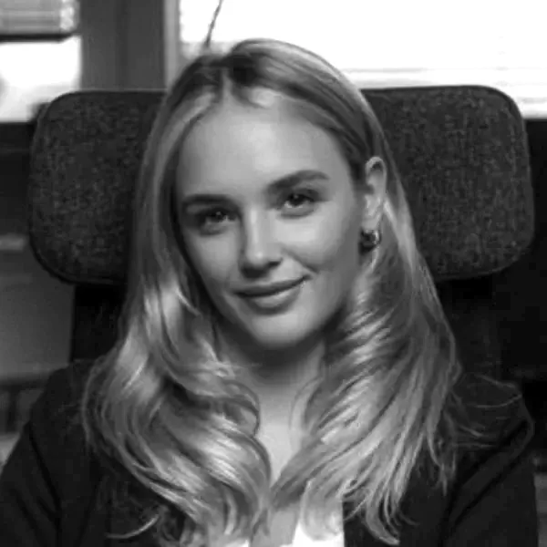 Porträtfoto von Adelina Kuliqi in Schwarz-Weiß, rund ausgeschnitten