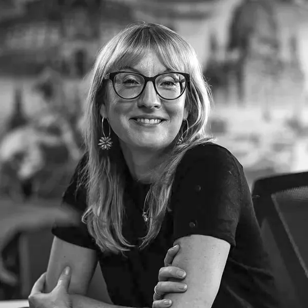 Porträtfoto von Anja Pötzsch in Schwarz-Weiß, rund ausgeschnitten