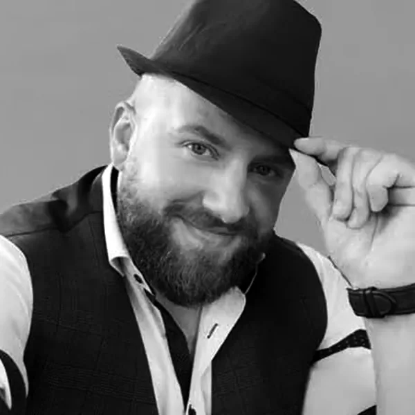 Porträtfoto von Johannes Dalampiras in Schwarz-Weiß, rund ausgeschnitten