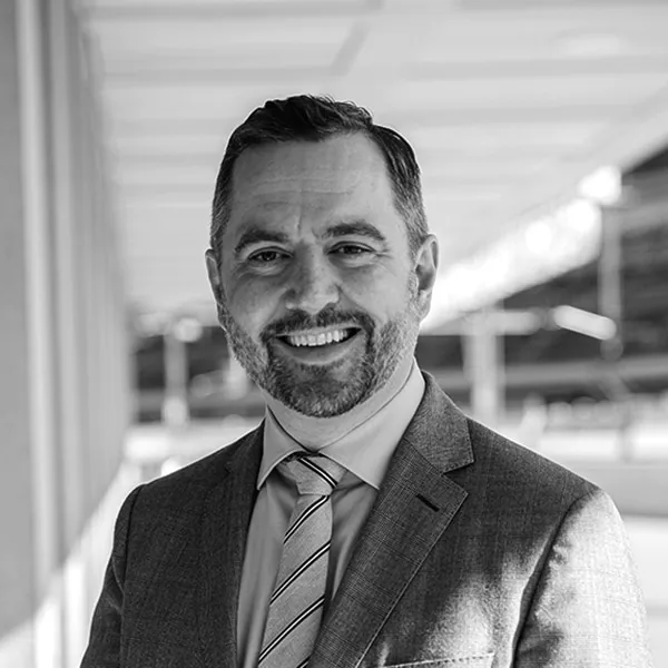 Porträtfoto von Thomas André Sola in Schwarz-Weiß, rund ausgeschnitten