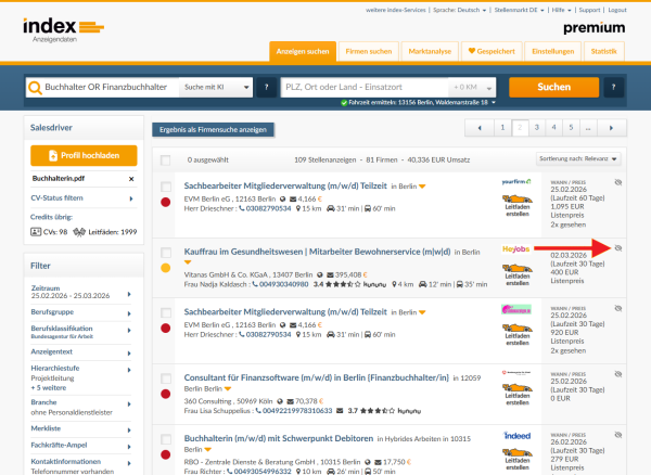 Deutsche Anzeigendaten-Anwendung mit aufgelisteten Stellenanzeigen und rotem Pfeil auf graues Symbol, das so aussieht wie ein durchgestrichenes Auge.