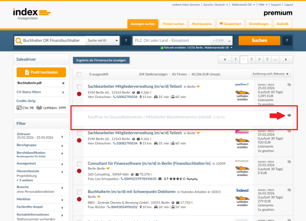 Deutsche Anzeigendaten-Anwendung mit aufgelisteten Stellenanzeigen, einer rot eingerahmten Stellenanzeigen und rotem Pfeil auf graues Symbol, das so aussieht wie ein durchgestrichenes Auge.