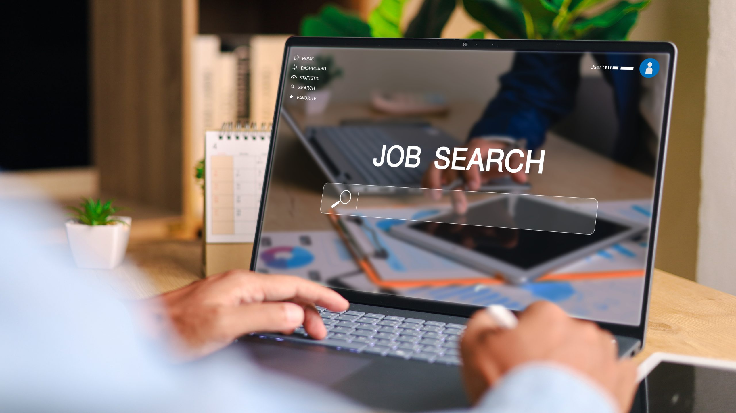 Mann nutzt digitale „Job Search“ Ein Mann nutzt auf seinem Laptop eine Website auf der "Job Search" steht.