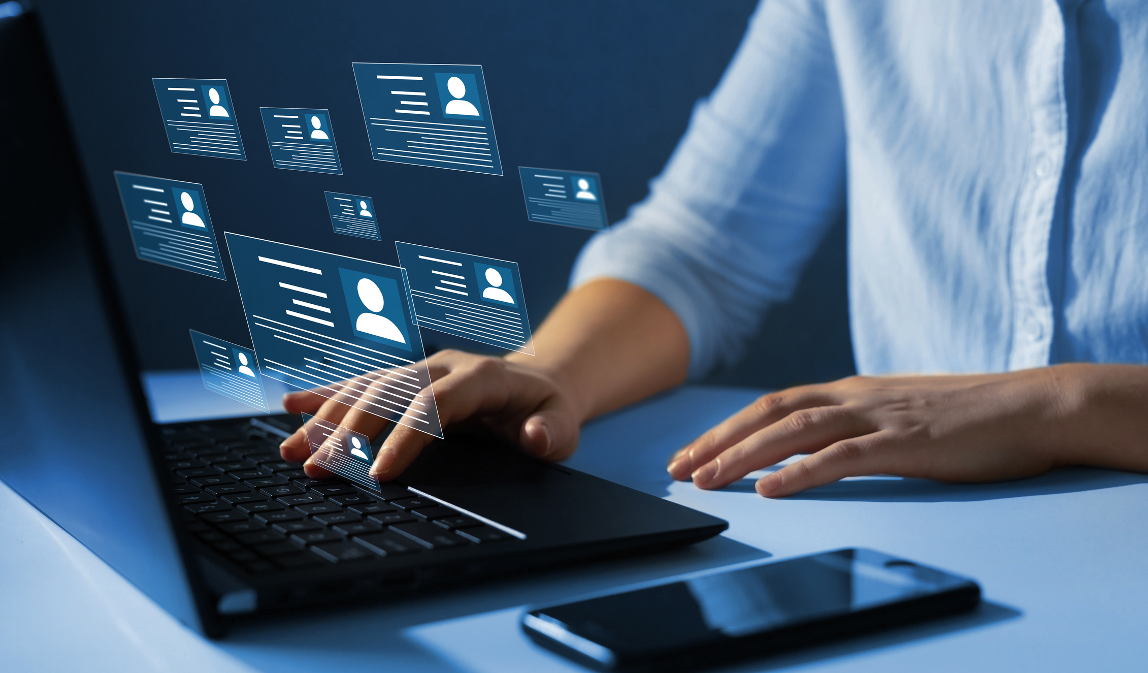Der Personalverantwortliche prüft den Lebenslauf online, um den perfekten Mitarbeiter für sein Unternehmen auszuwählen. Online- und moderne Technologien zur Vereinfachung des Personalwesens.